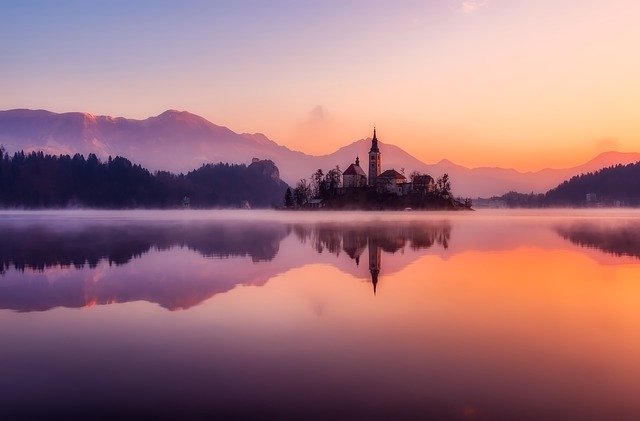 jezero v ranní mlze